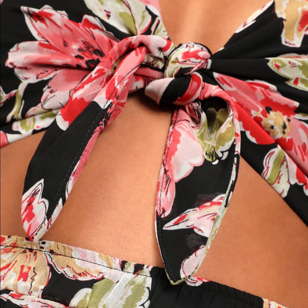 Lulus 2 piece resort wear set! Cropped top and high waisted pants. - Picture 4 of 10
